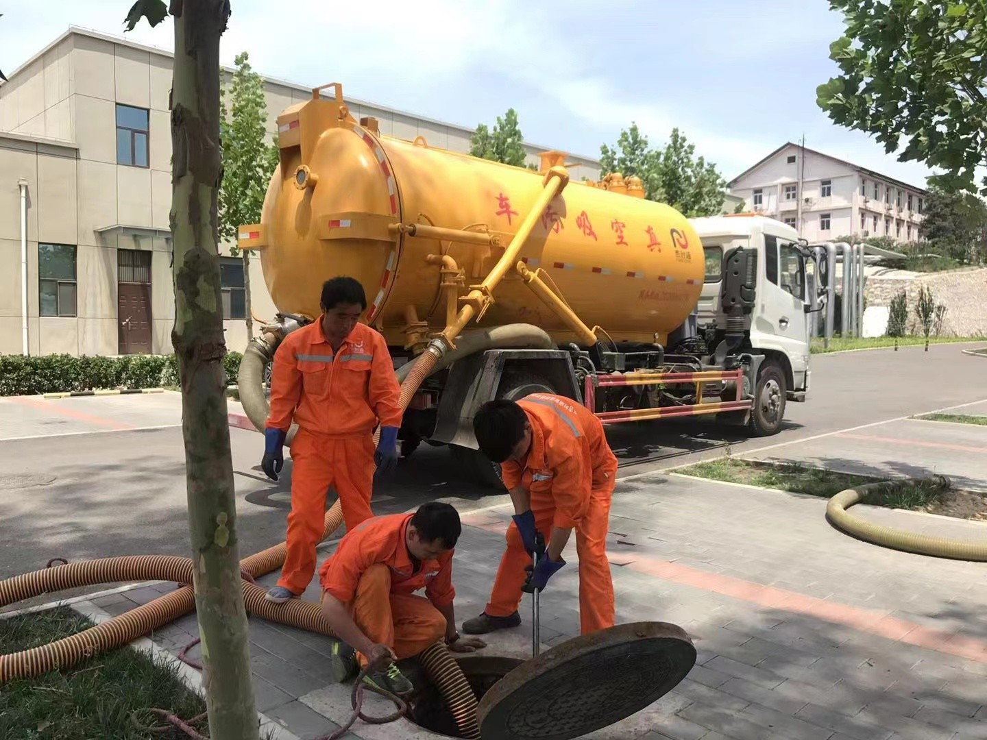 孝南管道疏通车停在窨井附近