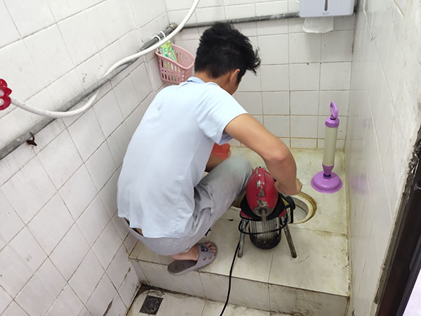 孝南管道堵塞冒臭气 专业师傅现场解决问题