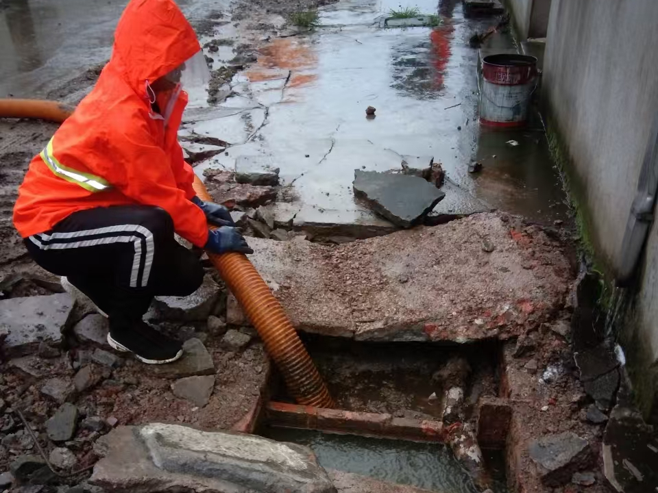 孝南专业清理污水池 炜誉市政以规范流程守护城市 “肠道”