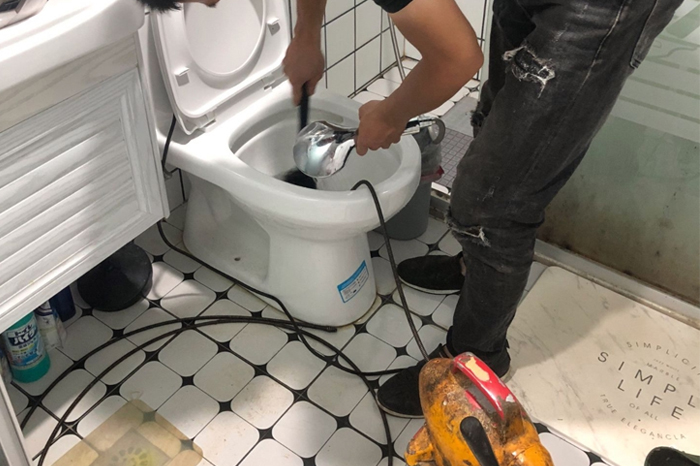 孝南马桶堵塞自己疏通还是找师傅？专业上门服务让你省时更省心
